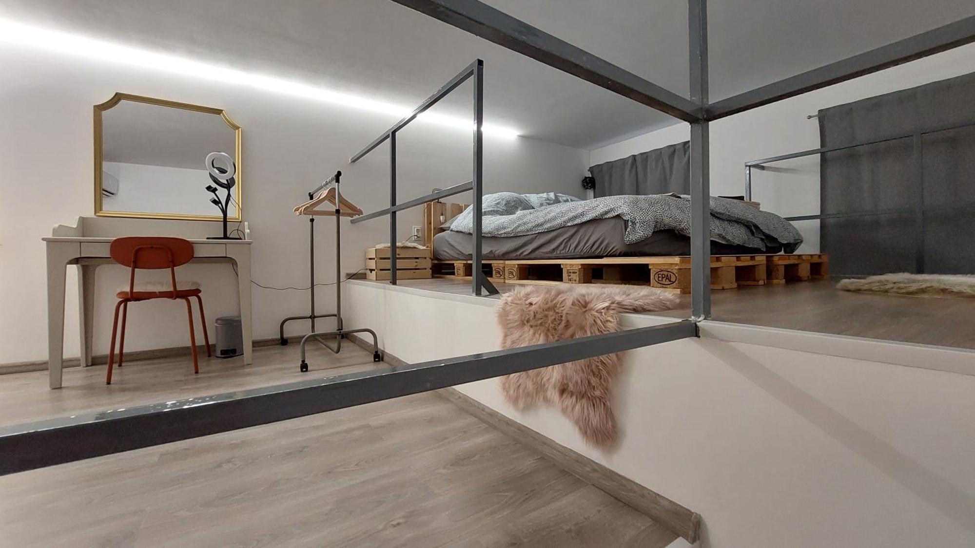 Headroom Apartment *