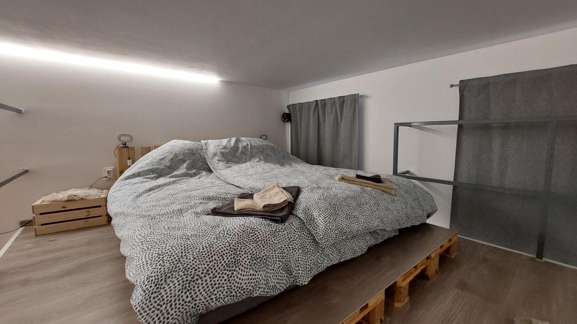 Headroom Apartment *