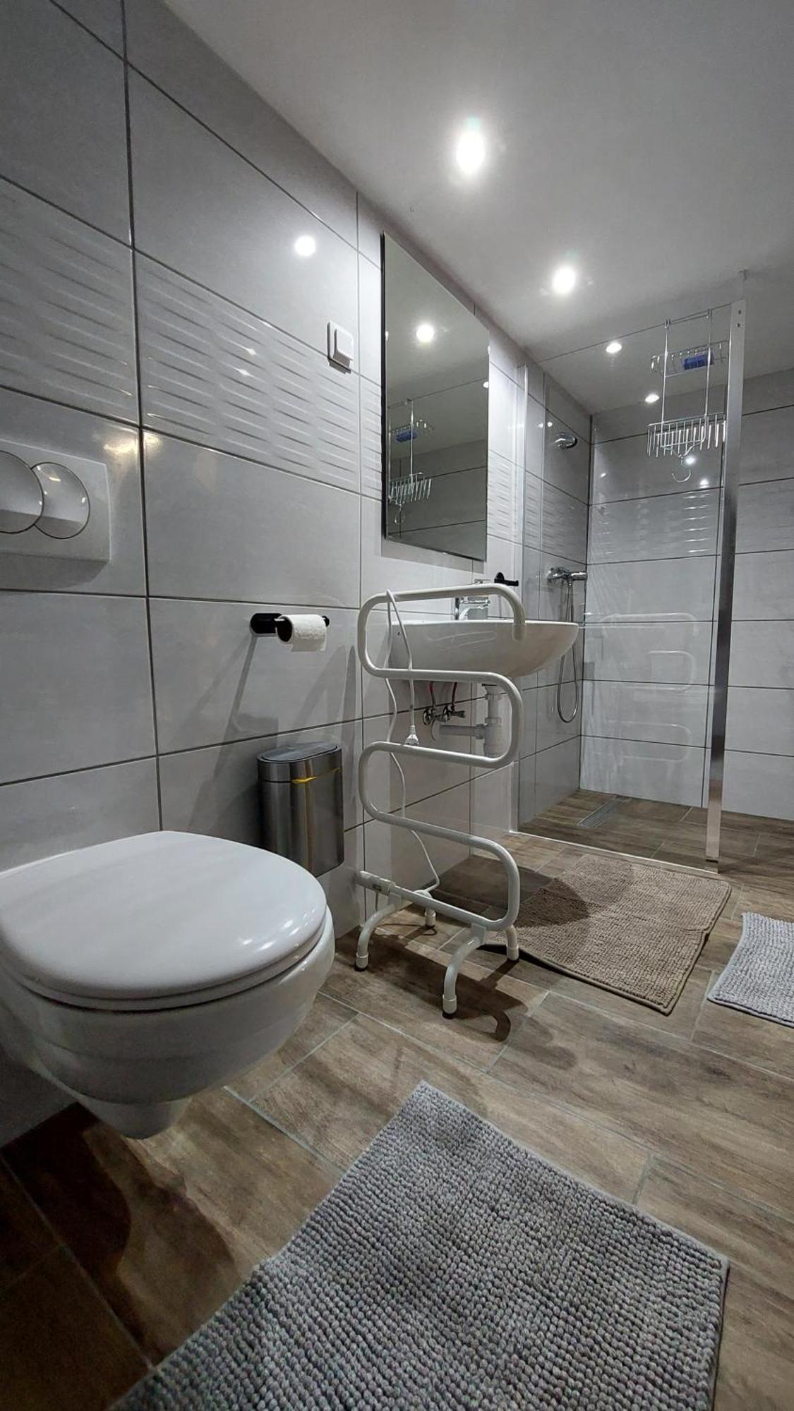 Headroom Apartment *